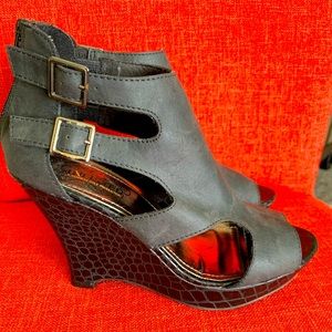 Black/Gray Caged High Heel With Buckles